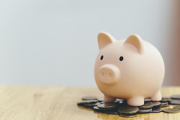 포토 JPG 해외이미지 실내 사람없음 아웃포커스 금융 경제 동전 돼지저금통 해외포토 돈 촬영기법 내부 저금통 파일형식 이미지허브