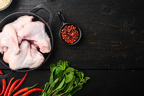 포토 JPG 해외이미지 그릇 고추 실내 사람없음 하이앵글 닭고기 신선 냄비 날것 후추 시금치 닭날개 나무배경 해외포토 식기 뷰포인트 백그라운드 채소 육류 내부 솥 향신료 파일형식 이미지허브