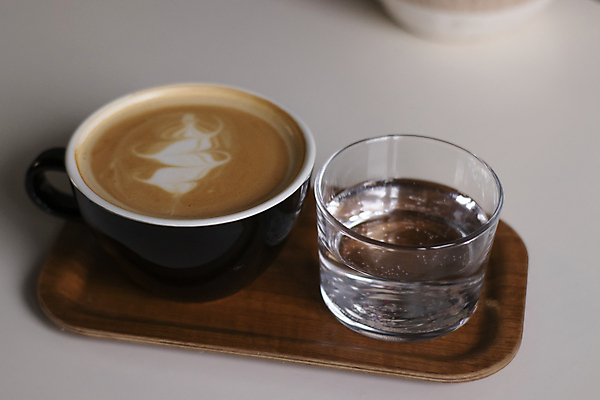 포토 JPG 해외이미지 접시 커피 음료 유리 탁자 쟁반 실내 사람없음 내부 목재 장식 컵 물 식당 카페 나뭇가지 달콤 커피잔 유혹 상쾌 카푸치노 라떼 카페인 카피스페이스 해외포토 자연요소 나무 식기 감정 가구 컨셉 재료 재질 잔 상점 공백 맛 파일형식 이미지허브