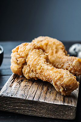 포토 JPG 해외이미지 검은배경 실내 사람없음 치킨 두개 닭다리 나무도마 닭다리튀김 해외포토 백그라운드 2 도마 내부 목재 검은색 튀김 닭고기요리 파일형식 이미지허브