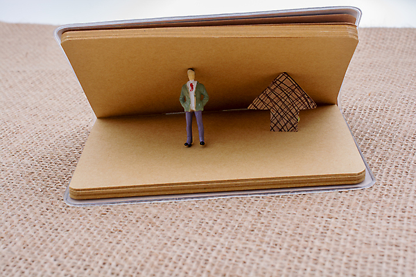 포토 JPG 해외이미지 화살표 실내 사람없음 공책 인물미니어처 갈색배경 해외포토 백그라운드 문구용품 내부 갈색 미니어처 파일형식 이미지허브