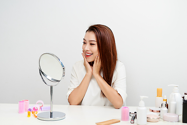 포토 JPG 해외이미지 여자 실내 한명 들기 동양인 상반신 성인 앞모습 화장 뷰티 화장품 거울 화장용품 꽃받침 성인여자한명만 해외포토 1 뷰포인트 모션 사람 인종 손짓 내부 미용용품 여자한명만 성인여자만 파일형식 이미지허브