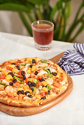 포토 JPG 해외이미지 탁자 피자 패스트푸드 실내 사람없음 아웃포커스 인스턴트 나무받침 해외포토 음식 가구 서양음식 촬영기법 내부 목재 받침대 파일형식 이미지허브