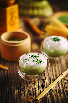 포토 JPG 해외이미지 실내 사람없음 아웃포커스 컵 세트 사발 다기 녹차 녹차라떼 말차 나무배경 말차라떼 해외포토 식기 백그라운드 촬영기법 내부 차_음료 사기그릇 다도 라떼 파일형식 이미지허브