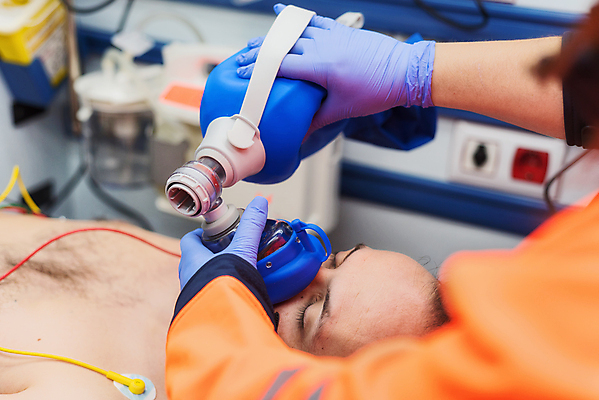 포토 JPG 해외이미지 직업 손 이동 가방 자동차 건강 병원 가면 한명 사람 약 방 장비 과학기술 환자 간호사 의사 공구 하트 긴급 도움 구출 호흡기관 구급차 구조원 사건 연습 산소 돌봄 인공 헬프 해외포토 모양 1 잡화 육상교통 컨셉 의학 모션 기술 신체부위 의료진 도구 장기_의학 원소 파일형식 이미지허브