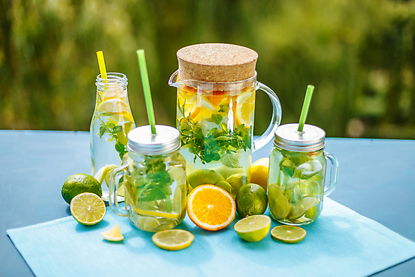 포토 JPG 해외이미지 주간 탁자 유리병 빨대 사람없음 야외 아웃포커스 레모네이드 라임 해외포토 자연요소 가구 과일 병_용기 촬영기법 에이드 파일형식 이미지허브