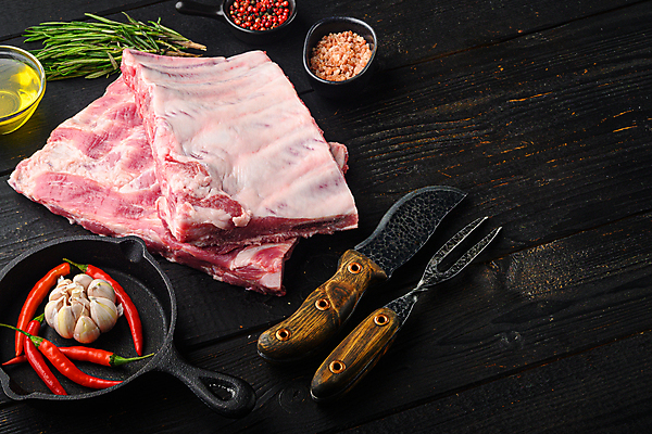 포토 JPG 해외이미지 그릇 포크 식재료 고추 실내 마늘 생고기 돼지고기 사람없음 신선 프라이팬 나이프 올리브오일 종지 후추 식칼 로즈메리 등갈비 통마늘 나무배경 핑크솔트 해외포토 식기 백그라운드 채소 주방용품 육류 내부 칼 기름_음식 허브 향신료 소금 파일형식 이미지허브