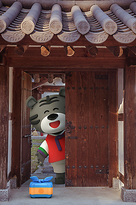 PSD 편집 편집이미지 한마리 새해 한옥 3D캐릭터 기와 웃음 사람없음 3D 보자기 호랑이띠 한복 디지털합성 보따리 대문 호랑이캐릭터 편집소스 2022년 나오기 임인년 흑호 편집3D 캐릭터 1 한국전통 동물캐릭터 고건축 모션 표정 문 십이지신 호랑이 전통의상 연도 파일형식 천_직물