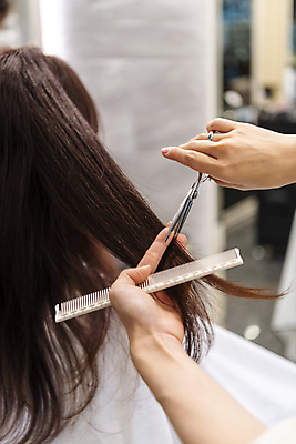 포토 JPG 손 여자 실내 한명 상반신 20대 성인 뒷모습 아웃포커스 신체부위 머리카락 한국인 잡기 머리빗 미용실 자르기 머리손질 헤어관리 미용가위 성인여자한명만 숱 국내포토 1 뷰포인트 모션 가위_도구 촬영기법 사람 동양인 청년 내부 뷰티 머리 미용용품 뷰티샵 여자한명만 성인여자만 파일형식