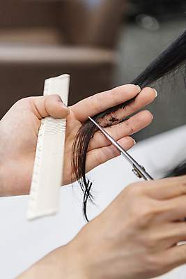 포토 JPG 손 실내 아웃포커스 신체부위 머리카락 잡기 머리빗 미용실 자르기 머리손질 헤어관리 미용가위 숱 국내포토 모션 가위_도구 촬영기법 사람 내부 뷰티 머리 미용용품 뷰티샵 파일형식