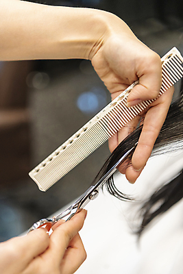 포토 JPG 손 실내 아웃포커스 신체부위 머리카락 잡기 머리빗 미용실 자르기 머리손질 헤어관리 미용가위 숱 국내포토 모션 가위_도구 촬영기법 사람 내부 뷰티 머리 미용용품 뷰티샵 파일형식