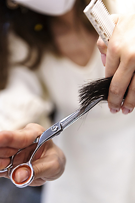 포토 JPG 손 여자 40대 중년 실내 한명 상반신 앞모습 아웃포커스 머리카락 한국인 잡기 머리빗 미용실 미용사 자르기 머리손질 헤어관리 미용가위 중년여자한명만 숱 국내포토 직업 1 뷰포인트 모션 가위_도구 촬영기법 사람 동양인 성인 내부 신체부위 뷰티 머리 미용용품 뷰티샵 여자한명만 중년여자만 파일형식