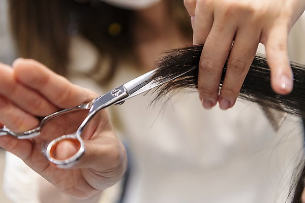 포토 JPG 손 여자 40대 중년 실내 한명 상반신 앞모습 아웃포커스 머리카락 한국인 잡기 미용실 미용사 자르기 머리손질 헤어관리 미용가위 중년여자한명만 숱 국내포토 직업 1 뷰포인트 모션 가위_도구 촬영기법 사람 동양인 성인 내부 신체부위 뷰티 머리 미용용품 뷰티샵 여자한명만 중년여자만 파일형식