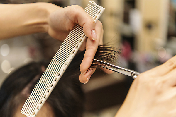 포토 JPG 손 여자 실내 한명 상반신 20대 성인 앞모습 아웃포커스 신체부위 머리카락 머리 한국인 잡기 머리빗 미용실 자르기 머리손질 헤어관리 미용가위 성인여자한명만 숱 국내포토 1 뷰포인트 모션 가위_도구 촬영기법 사람 동양인 청년 내부 뷰티 미용용품 뷰티샵 여자한명만 성인여자만 파일형식