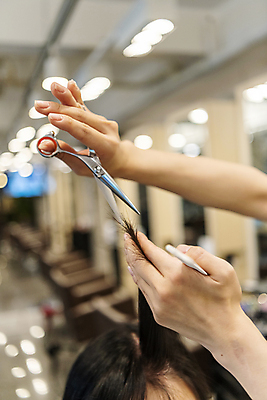 포토 JPG 손 여자 실내 한명 상반신 20대 성인 앞모습 아웃포커스 신체부위 머리카락 머리 한국인 잡기 머리빗 미용실 자르기 머리손질 헤어관리 미용가위 성인여자한명만 숱 국내포토 1 뷰포인트 모션 가위_도구 촬영기법 사람 동양인 청년 내부 뷰티 미용용품 뷰티샵 여자한명만 성인여자만 파일형식