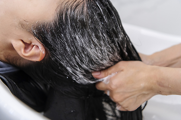 포토 JPG 손 여자 실내 한명 상반신 20대 성인 옆모습 신체부위 머리카락 머리 거품 한국인 잡기 미용실 헤어관리 샴푸 머리감기 성인여자한명만 샴푸대 숱 국내포토 1 뷰포인트 모션 사람 동양인 청년 내부 위생용품 뷰티 청결 뷰티샵 여자한명만 성인여자만 파일형식