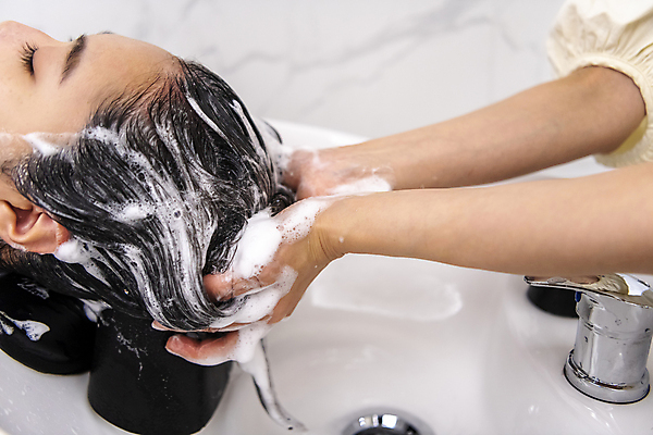 포토 JPG 손 여자 실내 한명 상반신 20대 성인 옆모습 신체부위 머리카락 머리 눈감음 거품 한국인 미용실 헤어관리 샴푸 머리감기 성인여자한명만 샴푸대 숱 국내포토 1 뷰포인트 모션 사람 동양인 청년 내부 위생용품 뷰티 청결 뷰티샵 여자한명만 성인여자만 파일형식