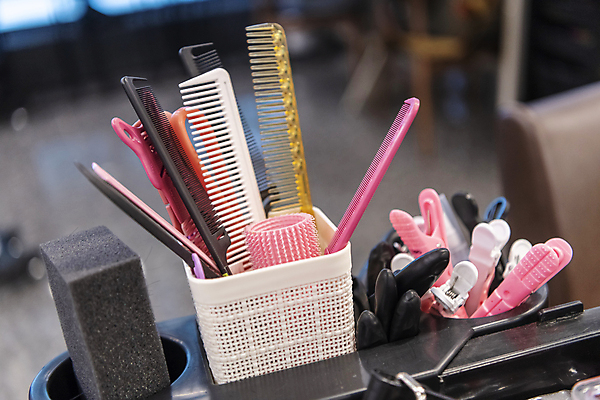 포토 JPG 실내 통 사람없음 아웃포커스 머리빗 미용용품 미용실 헤어롤 헤어용품 헤어관리 스펀지 집게핀 국내포토 촬영기법 내부 뷰티 머리핀 뷰티샵 오브젝트 파일형식