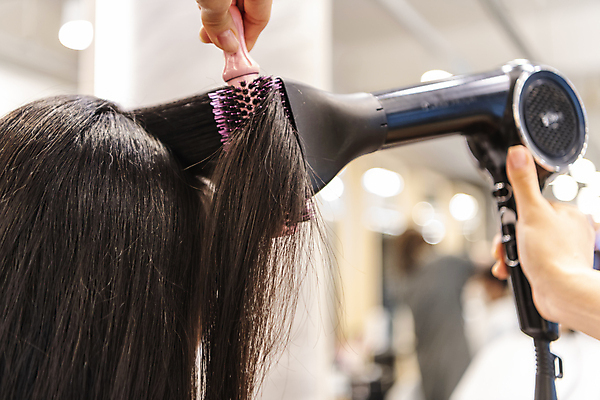 포토 JPG 손 여자 건조 실내 한명 들기 상반신 20대 성인 뒷모습 아웃포커스 신체부위 머리카락 머리 한국인 미용실 드라이어 머리손질 헤어관리 롤빗 머리말리기 성인여자한명만 숱 국내포토 1 뷰포인트 모션 촬영기법 사람 동양인 청년 내부 뷰티 머리빗 미용용품 뷰티샵 여자한명만 성인여자만 파일형식