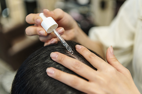 포토 JPG 손 여자 40대 중년 실내 들기 상반신 20대 성인 두명 옆모습 뒷모습 아웃포커스 머리카락 머리 한국인 미용실 헤어관리 두피관리 두피케어 앰플 여자만 헤어에센스 숱 국내포토 뷰포인트 모션 촬영기법 사람 동양인 청년 내부 신체부위 뷰티 뷰티샵 에센스 파일형식