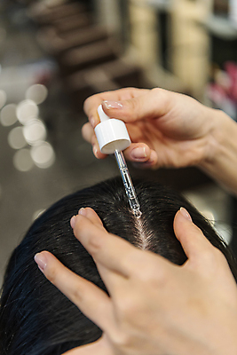 포토 JPG 손 여자 실내 한명 들기 상반신 20대 성인 앞모습 아웃포커스 신체부위 머리카락 머리 한국인 미용실 헤어관리 두피관리 두피케어 앰플 성인여자한명만 헤어에센스 숱 국내포토 1 뷰포인트 모션 촬영기법 사람 동양인 청년 내부 뷰티 뷰티샵 에센스 여자한명만 성인여자만 파일형식