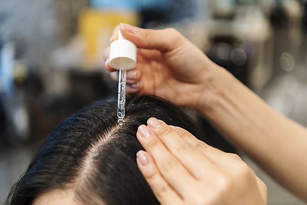 포토 JPG 손 여자 실내 한명 들기 상반신 20대 성인 옆모습 아웃포커스 신체부위 머리카락 머리 한국인 미용실 헤어관리 두피관리 두피케어 앰플 성인여자한명만 헤어에센스 숱 국내포토 1 뷰포인트 모션 촬영기법 사람 동양인 청년 내부 뷰티 뷰티샵 에센스 여자한명만 성인여자만 파일형식