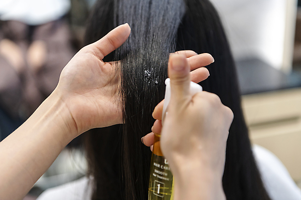 포토 JPG 손 여자 실내 한명 들기 상반신 20대 성인 뒷모습 아웃포커스 신체부위 머리카락 한국인 미용실 뿌리기 헤어관리 성인여자한명만 헤어에센스 숱 국내포토 1 뷰포인트 모션 촬영기법 사람 동양인 청년 내부 뷰티 머리 뷰티샵 에센스 여자한명만 성인여자만 파일형식