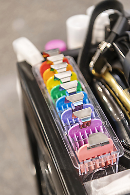 포토 JPG 실내 사람없음 아웃포커스 수레 머리빗 미용용품 미용실 일렬 정리 헤어용품 트롤리 국내포토 촬영기법 내부 카트 뷰티샵 오브젝트 파일형식