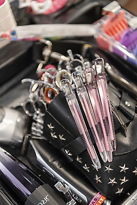 포토 JPG 실내 종류 사람없음 아웃포커스 미용용품 미용실 정리 헤어용품 미용가위 집게핀 국내포토 가위_도구 촬영기법 내부 머리핀 뷰티샵 오브젝트 파일형식