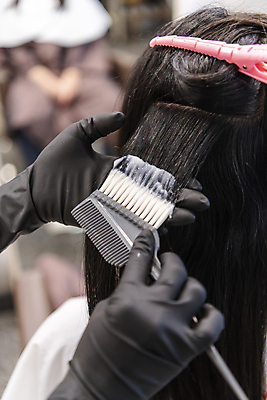 포토 JPG 손 여자 장갑 실내 한명 들기 상반신 20대 성인 뒷모습 아웃포커스 신체부위 머리카락 한국인 머리빗 미용실 바르기 헤어관리 머리염색 염색약 집게핀 탈색 성인여자한명만 숱 국내포토 1 잡화 뷰포인트 모션 촬영기법 사람 동양인 청년 내부 뷰티 머리 미용용품 머리핀 뷰티샵 염색 여자한명만 성인여자만 파일형식