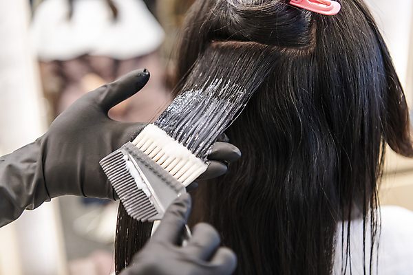 포토 JPG 손 여자 장갑 실내 한명 들기 상반신 20대 성인 뒷모습 아웃포커스 신체부위 머리카락 한국인 머리빗 미용실 바르기 헤어관리 머리염색 염색약 탈색 성인여자한명만 숱 국내포토 1 잡화 뷰포인트 모션 촬영기법 사람 동양인 청년 내부 뷰티 머리 미용용품 뷰티샵 염색 여자한명만 성인여자만 파일형식
