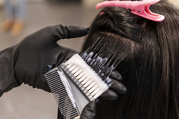 포토 JPG 손 여자 장갑 실내 한명 들기 상반신 20대 성인 뒷모습 아웃포커스 신체부위 머리카락 머리 한국인 머리빗 미용실 바르기 헤어관리 머리염색 염색약 집게핀 탈색 성인여자한명만 숱 국내포토 1 잡화 뷰포인트 모션 촬영기법 사람 동양인 청년 내부 뷰티 미용용품 머리핀 뷰티샵 염색 여자한명만 성인여자만 파일형식