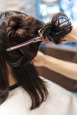 포토 JPG 손 여자 실내 한명 상반신 20대 성인 뒷모습 아웃포커스 신체부위 머리카락 한국인 잡기 파마 미용실 준비 머리손질 헤어관리 돌리기 집게핀 성인여자한명만 숱 국내포토 1 헤어스타일 뷰포인트 모션 촬영기법 사람 동양인 청년 내부 뷰티 머리 머리핀 뷰티샵 여자한명만 성인여자만 파일형식