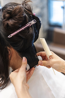 포토 JPG 손 여자 실내 한명 들기 상반신 20대 성인 뒷모습 아웃포커스 신체부위 머리카락 한국인 머리빗 파마 미용실 헤어롤 머리손질 헤어관리 집게핀 성인여자한명만 숱 국내포토 1 헤어스타일 뷰포인트 모션 촬영기법 사람 동양인 청년 내부 뷰티 머리 미용용품 머리핀 뷰티샵 여자한명만 성인여자만 파일형식