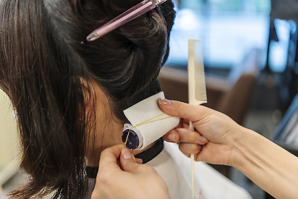 포토 JPG 손 여자 실내 한명 들기 상반신 20대 성인 옆모습 아웃포커스 신체부위 머리카락 한국인 머리빗 고무줄 파마 미용실 헤어롤 고정 머리손질 헤어관리 집게핀 성인여자한명만 숱 국내포토 1 헤어스타일 뷰포인트 모션 촬영기법 사람 동양인 청년 내부 뷰티 머리 미용용품 머리핀 뷰티샵 여자한명만 성인여자만 파일형식