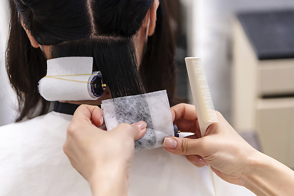 포토 JPG 손 여자 실내 한명 들기 상반신 20대 성인 뒷모습 아웃포커스 신체부위 머리카락 한국인 잡기 머리빗 파마 미용실 헤어롤 고정 머리손질 헤어관리 성인여자한명만 숱 국내포토 1 헤어스타일 뷰포인트 모션 촬영기법 사람 동양인 청년 내부 뷰티 머리 미용용품 뷰티샵 여자한명만 성인여자만 파일형식