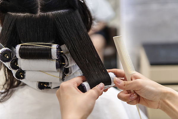 포토 JPG 손 여자 실내 한명 들기 상반신 20대 성인 뒷모습 아웃포커스 신체부위 머리카락 한국인 잡기 머리빗 파마 미용실 헤어롤 머리손질 헤어관리 성인여자한명만 숱 국내포토 1 헤어스타일 뷰포인트 모션 촬영기법 사람 동양인 청년 내부 뷰티 머리 미용용품 뷰티샵 여자한명만 성인여자만 파일형식