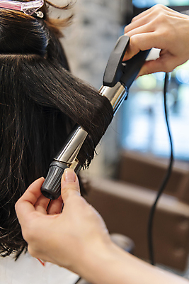 포토 JPG 손 여자 실내 한명 들기 상반신 20대 성인 뒷모습 아웃포커스 신체부위 머리카락 한국인 잡기 미용실 머리손질 헤어관리 고데기 집게핀 성인여자한명만 숱 국내포토 1 뷰포인트 모션 촬영기법 사람 동양인 청년 내부 뷰티 머리 머리핀 뷰티샵 헤어용품 여자한명만 성인여자만 파일형식