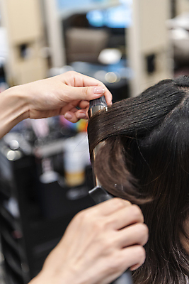 포토 JPG 손 여자 실내 한명 들기 상반신 20대 성인 뒷모습 아웃포커스 신체부위 머리카락 머리 한국인 잡기 미용실 머리손질 헤어관리 고데기 성인여자한명만 숱 국내포토 1 뷰포인트 모션 촬영기법 사람 동양인 청년 내부 뷰티 뷰티샵 헤어용품 여자한명만 성인여자만 파일형식