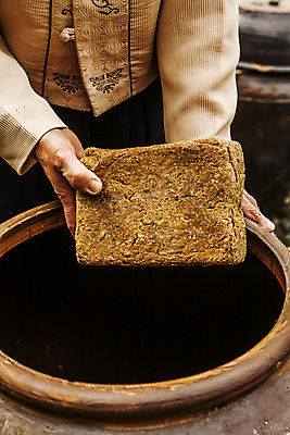 포토 JPG 주간 전통 한식 한명 들기 상반신 성인 야외 앞모습 전통음식 항아리 된장 전라남도 발효 보여주기 메주 발효음식 담양 성인한명만 국내포토 자연요소 1 음식 뷰포인트 모션 사람 도자기 양념 전라도 성인만 파일형식