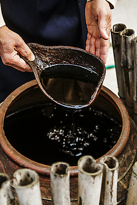 포토 JPG 주간 전통 한식 한명 들기 상반신 성인 야외 앞모습 항아리 전라남도 간장 발효 바가지 발효음식 담양 성인한명만 국내포토 자연요소 1 음식 뷰포인트 모션 사람 도자기 양념 전라도 성인만 파일형식