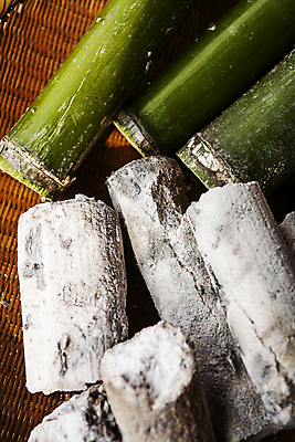 포토 JPG 전통 실내 사람없음 소쿠리 조미료 전라남도 대나무 소금 담양 제조과정 죽염 국내포토 나무 내부 바구니 전라도 과정 향미료 파일형식