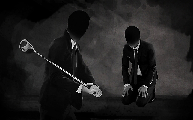 전신 PSD 남자 일러스트 직장 들기 정장 상반신 성인 두명 검은색 골프채 분노 비즈니스맨 폭력 무릎꿇기 상사 사회이슈 부하 부하직원 성인남자만 갑질 직장내괴롭힘 무례 국내일러스트 옷 감정 컬러 컨셉 회사 비즈니스 모션 골프용품 사람 직장인 남자만 성인만 파일형식