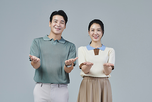 포토 JPG 스튜디오촬영 응시 여자 남자 40대 중년 중년라이프 회색배경 미소 상반신 두명 앞모습 캐주얼 한국인 손내밀기 중년부부 부부라이프 중년만 딩크족 영포티 국내포토 라이프스타일 부부 시선 옷 뷰포인트 백그라운드 실내 표정 사람 동양인 손짓 성인 회색 신조어 성인만 파일형식