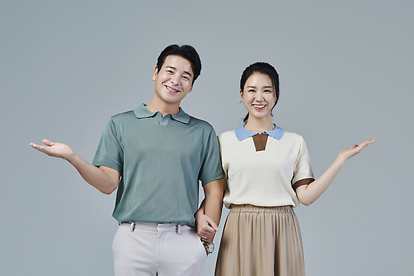 포토 JPG 스튜디오촬영 응시 여자 남자 40대 중년 중년라이프 회색배경 팔벌리기 미소 상반신 두명 앞모습 캐주얼 손들기 팔짱 한국인 주머니손 중년부부 부부라이프 중년만 딩크족 영포티 국내포토 라이프스타일 부부 시선 옷 뷰포인트 백그라운드 모션 실내 표정 사람 동양인 성인 회색 신조어 성인만 파일형식