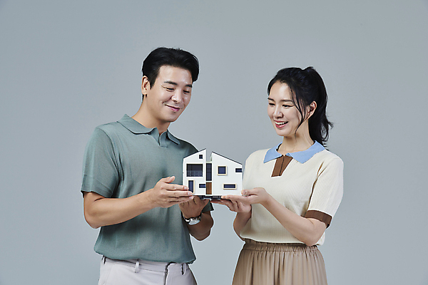 포토 JPG 스튜디오촬영 응시 여자 남자 40대 중년 중년라이프 회색배경 부동산 미소 들기 상반신 두명 앞모습 캐주얼 한국인 사회이슈 건축모형 중년부부 부동산정책 부부라이프 중년만 딩크족 주택청약 영포티 국내포토 라이프스타일 부부 시선 옷 뷰포인트 백그라운드 컨셉 모션 실내 표정 사람 동양인 성인 경제 모형 회색 재산 신조어 정책 성인만 파일형식 청약