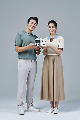 포토 JPG 스튜디오촬영 전신 응시 여자 남자 40대 중년 중년라이프 회색배경 부동산 서기 미소 들기 두명 앞모습 캐주얼 한국인 사회이슈 건축모형 중년부부 부동산정책 부부라이프 중년만 딩크족 주택청약 영포티 국내포토 라이프스타일 부부 시선 옷 뷰포인트 백그라운드 컨셉 모션 실내 표정 사람 동양인 성인 경제 모형 회색 재산 신조어 정책 성인만 파일형식 청약