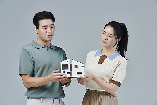 포토 JPG 스튜디오촬영 응시 여자 남자 40대 중년 중년라이프 회색배경 부동산 들기 상반신 두명 앞모습 캐주얼 한국인 사회이슈 걱정 건축모형 중년부부 부동산정책 부부라이프 중년만 딩크족 주택청약 영포티 국내포토 라이프스타일 부부 시선 옷 감정 뷰포인트 백그라운드 컨셉 모션 실내 사람 동양인 성인 경제 모형 회색 재산 신조어 정책 성인만 파일형식 청약
