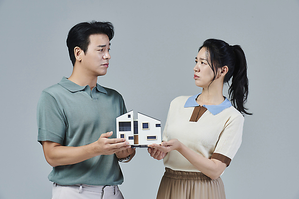 포토 JPG 스튜디오촬영 여자 남자 40대 중년 중년라이프 회색배경 부동산 들기 상반신 두명 옆모습 캐주얼 마주보기 한국인 찡그림 사회이슈 걱정 건축모형 중년부부 부동산정책 부부라이프 중년만 딩크족 주택청약 영포티 국내포토 라이프스타일 부부 옷 감정 뷰포인트 백그라운드 컨셉 모션 실내 표정 사람 동양인 성인 경제 모형 회색 재산 신조어 정책 성인만 파일형식 청약