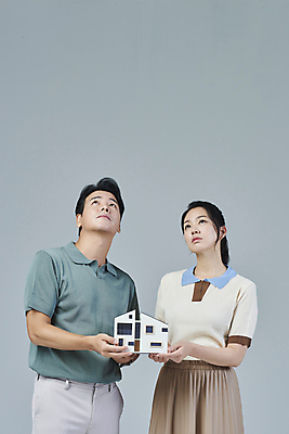 포토 JPG 스튜디오촬영 응시 여자 남자 40대 중년 중년라이프 회색배경 부동산 들기 상반신 두명 앞모습 캐주얼 한국인 올려보기 사회이슈 고민 걱정 건축모형 중년부부 부동산정책 부부라이프 중년만 딩크족 주택청약 영포티 국내포토 라이프스타일 부부 시선 옷 감정 뷰포인트 백그라운드 컨셉 모션 실내 사람 동양인 성인 경제 모형 회색 재산 신조어 정책 성인만 파일형식 청약